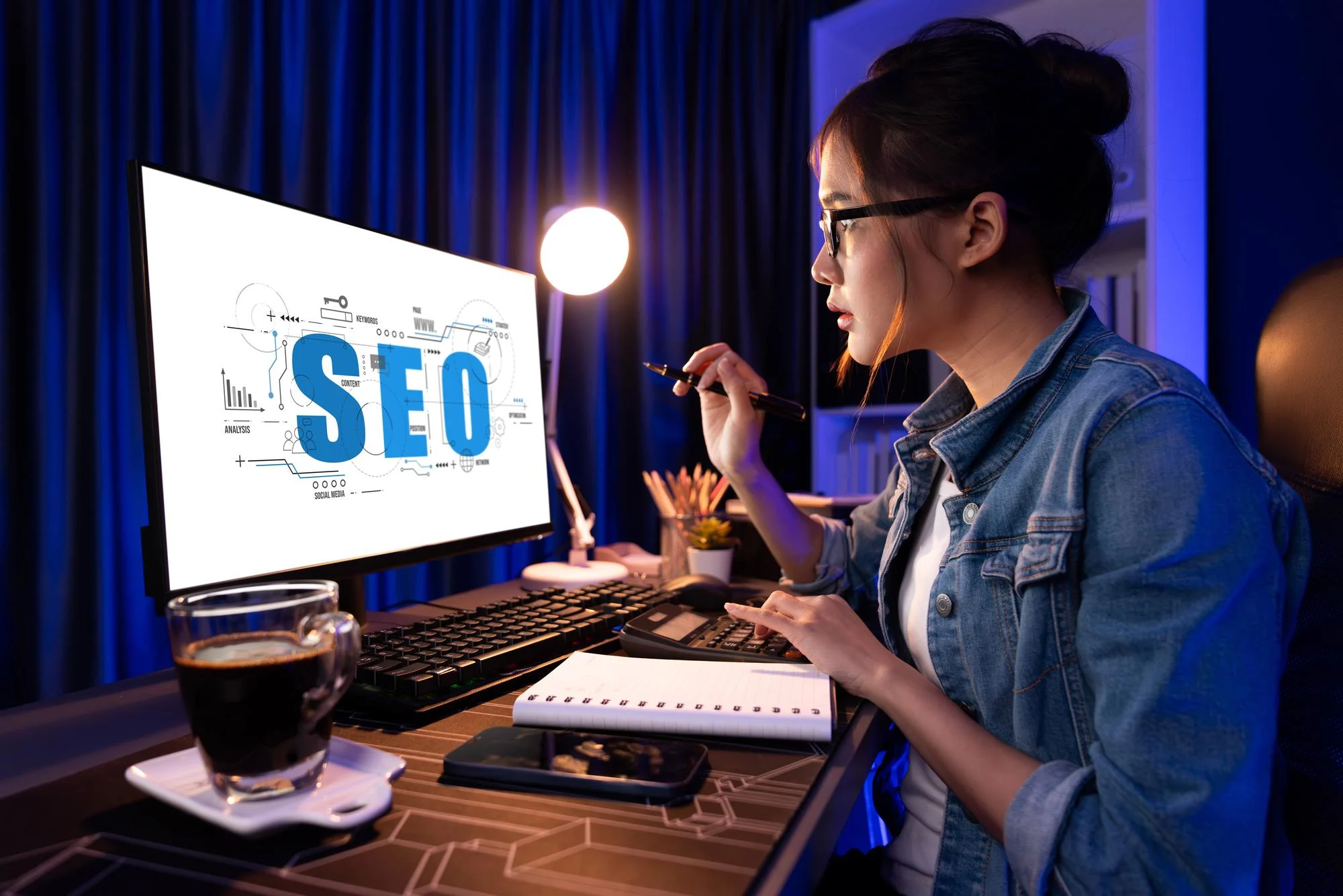 A Pixerts digital growth specialist performing advanced industrial SEO and performance optimization to ensure a B2B manufacturing website ranks for high-intent keywords.